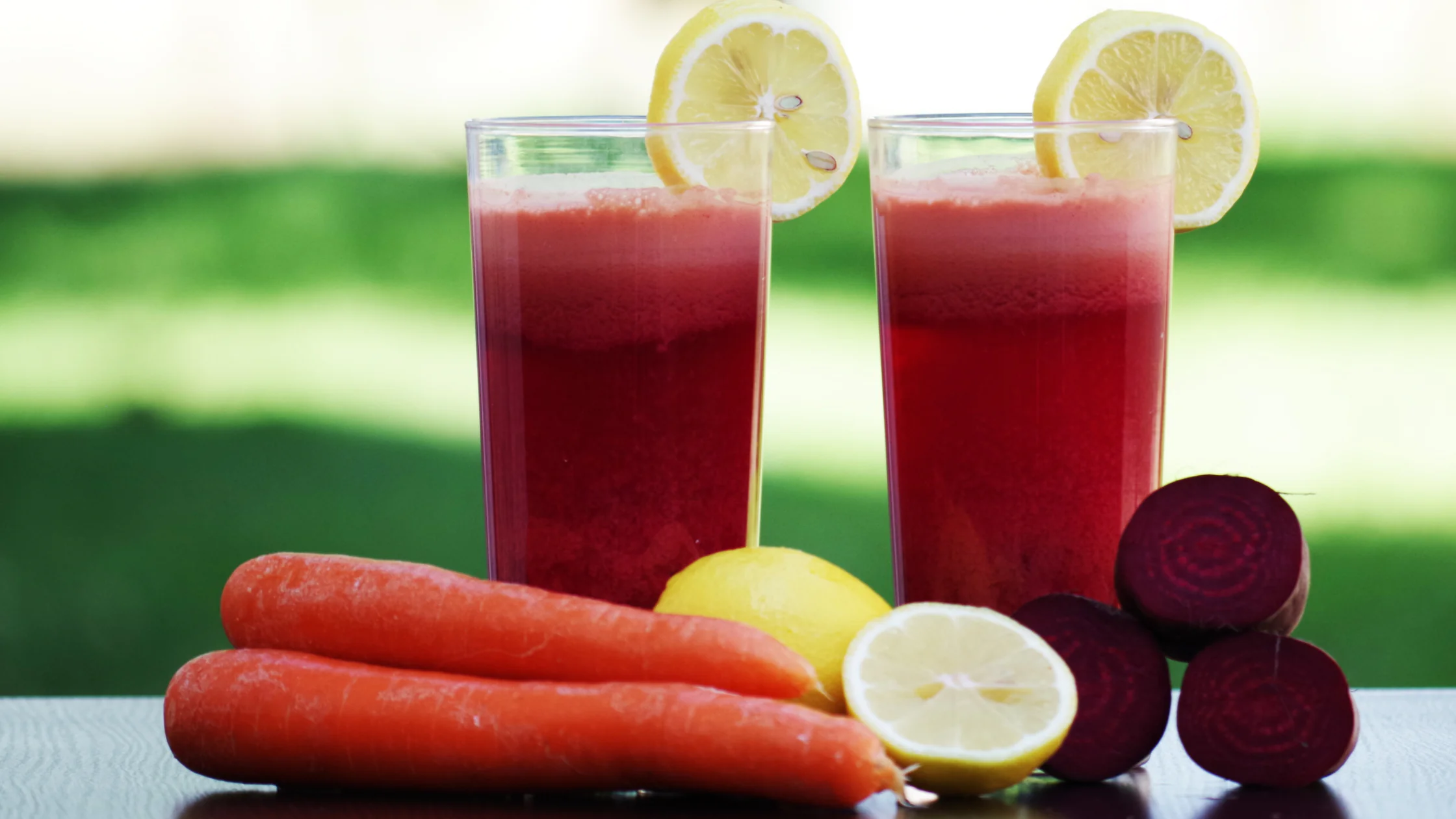 Zwei Gläser grüner Smoothie mit frischem Gemüse – Symbol für natürliche Reinigung und gesunde Ernährung beim Fasten nach Hippokrates.