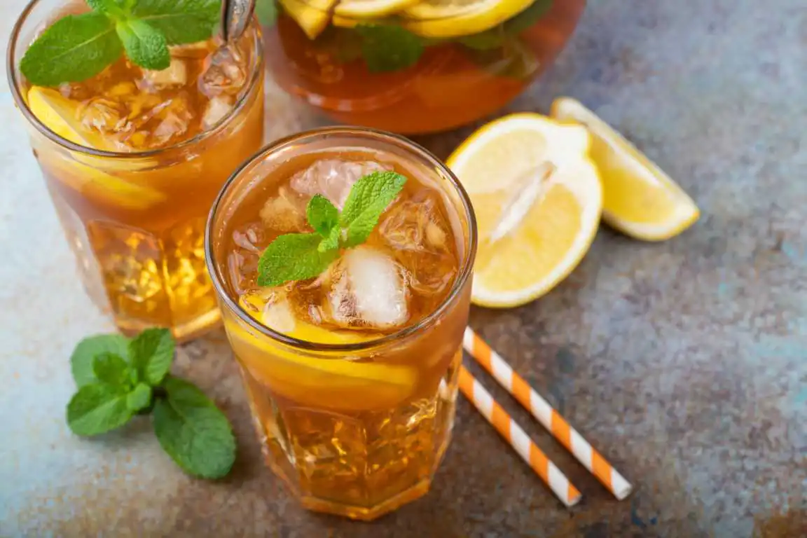 Rezept Sommer 2026 Eistee Alpha Omega Genuss auf Griechisch.